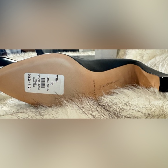 MANOLO BLAHNIK
Skiotto smooth black leather pumps
Women’s Size EU 39 - Picture 7 of 14